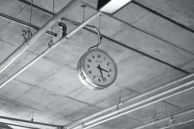 圆形灰色不锈钢模拟时钟，显示3:22